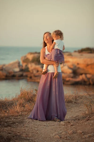 Retrato Feliz Agradável Mãe Pequena Filha Perto Mar — Fotografia de Stock