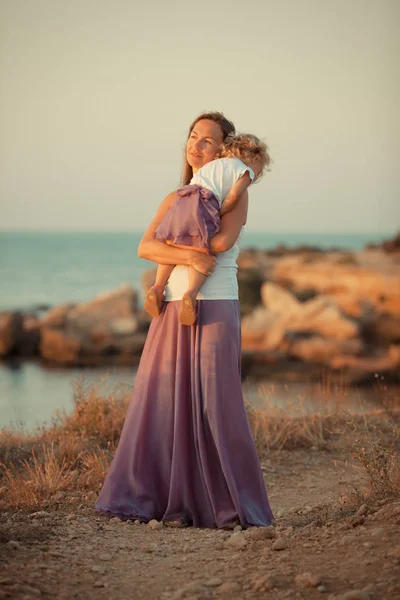 Portrait Happy Nice Mother Small Daughter Sea — Stock Photo, Image
