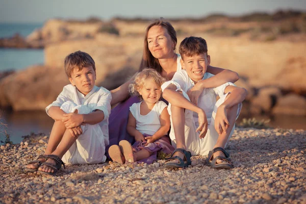 Portrait Happy Nice Mère Les Enfants Près Mer — Photo