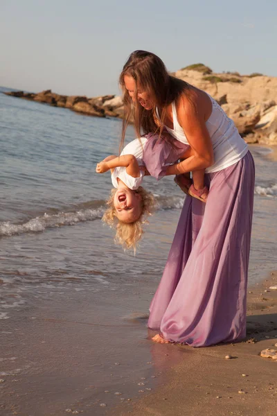 Porträt Einer Glücklichen Netten Mutter Und Einer Kleinen Tochter Meer — Stockfoto