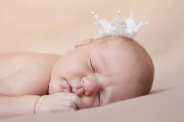 Aranyos Alvó Újszülött Lány Portréja — Stock Fotó