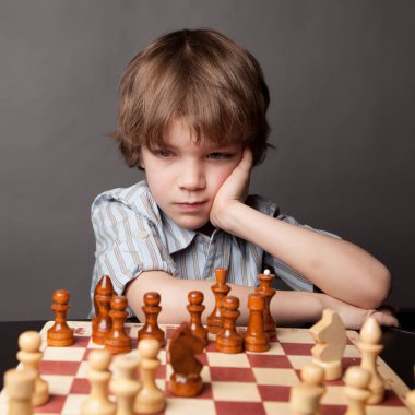 düşünceli çocuk satranç, kapalı