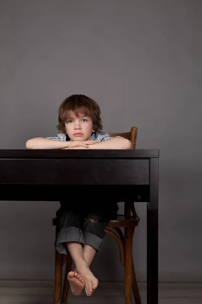 Thinking Student Sitting Dark Desk — Stock Photo, Image