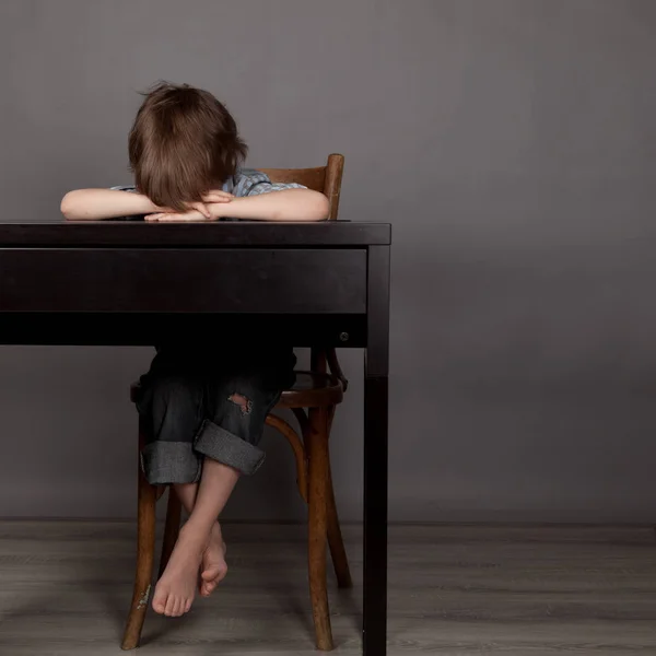 Denkende Studentin Sitzt Dunklen Schreibtisch — Stockfoto