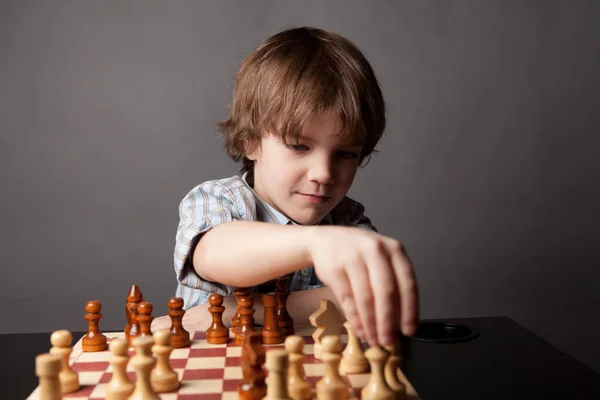 Menino Pensativo Jogando Xadrez Indoor — Fotografia de Stock