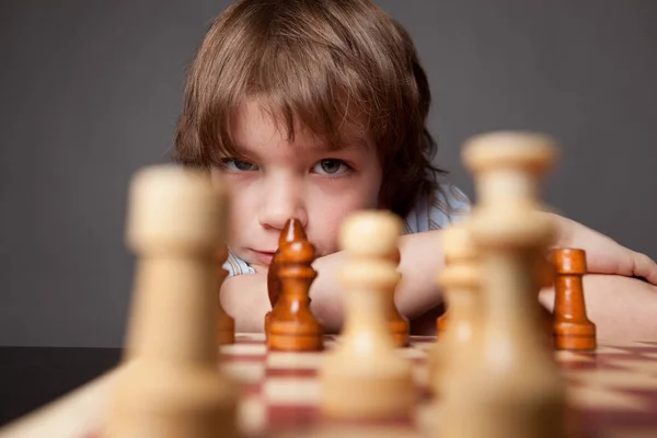 Tankeväckande Pojke Spela Schack Inomhus — Stockfoto