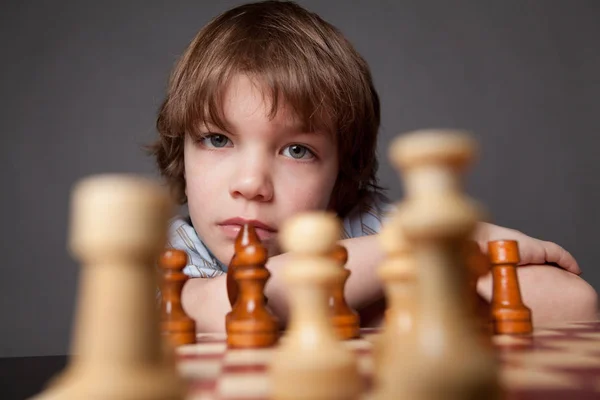 Přemýšlivý Kluk Hraje Šachy Vnitřní — Stock fotografie