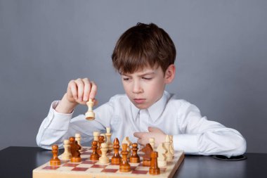 düşünceli çocuk satranç, kapalı