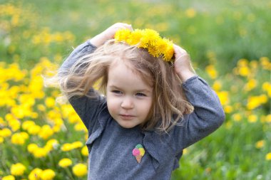 Karahindiba, açık ile şirin mutlu küçük kız portresi