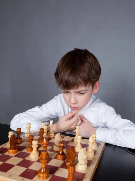 Nadenkende Jongen Schaken Indoor — Stockfoto