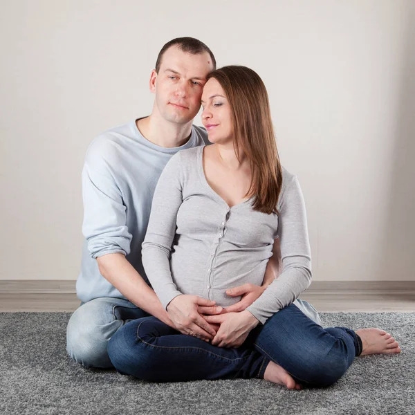 Mooie Paar Afwachting Van Baby Man Knuffelen Zwangere Vrouw — Stockfoto