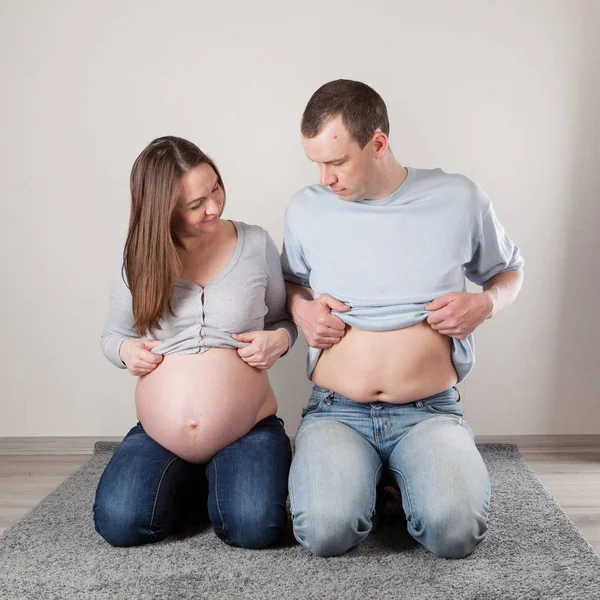 Piękna Para Oczekiwaniu Dziecko Mężczyzna Tulenie Kobiety Ciąży — Zdjęcie stockowe