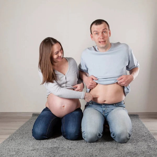 Vackert Par Väntan Barnet Man Kramas Gravid Kvinna — Stockfoto