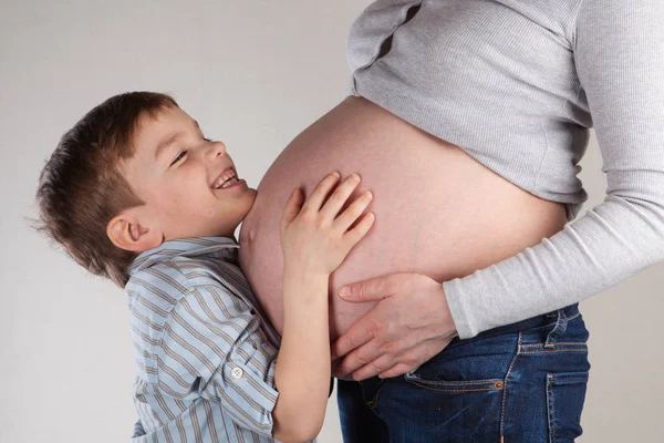 Portret Szczęśliwy Ciąży Matka Syn Chłopak Przytula Duży Brzuch Ciąży — Zdjęcie stockowe
