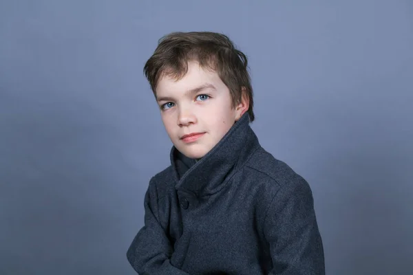Porträt Eines Hübschen Jungen Schwarzem Mantel Auf Grauem Hintergrund Drinnen — Stockfoto