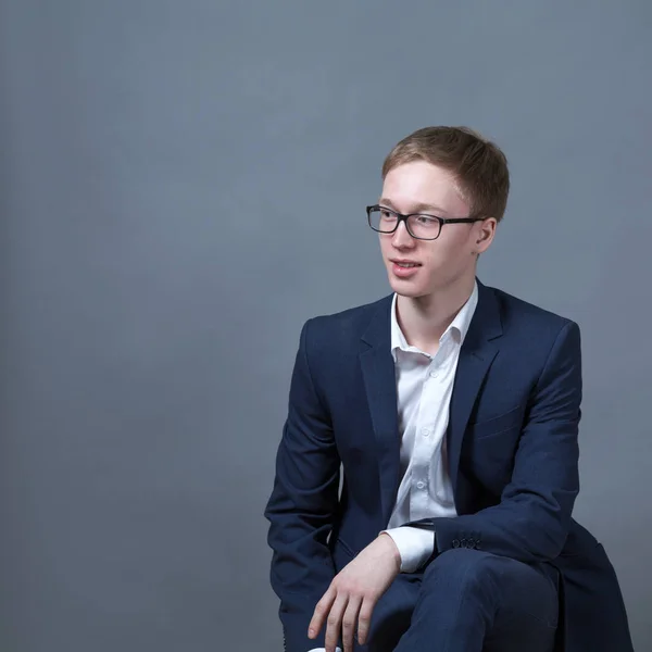 Boldog Iskolás Tinédzser Fehér Ing Kabát Szürke Háttérrel Portréja — Stock Fotó