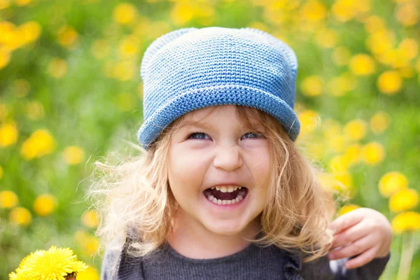 Portret Szczęśliwy Mało Dziewczynie Mniszka Lekarskiego Odkryty — Zdjęcie stockowe