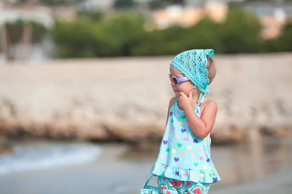 Chica Bonita Con Una Cesta Camina Por Mar Aire Libre — Foto de Stock