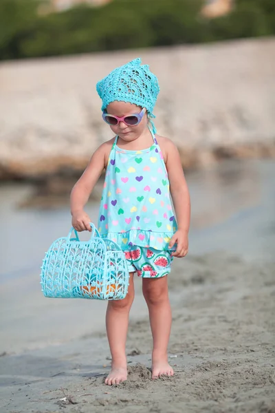 Chica Bonita Con Una Cesta Camina Por Mar Aire Libre — Foto de Stock