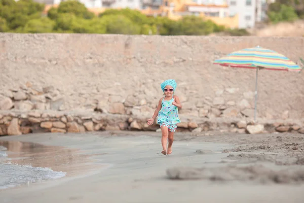 Söt Flicka Med Korg Promenader Vid Havet Utomhus — Stockfoto