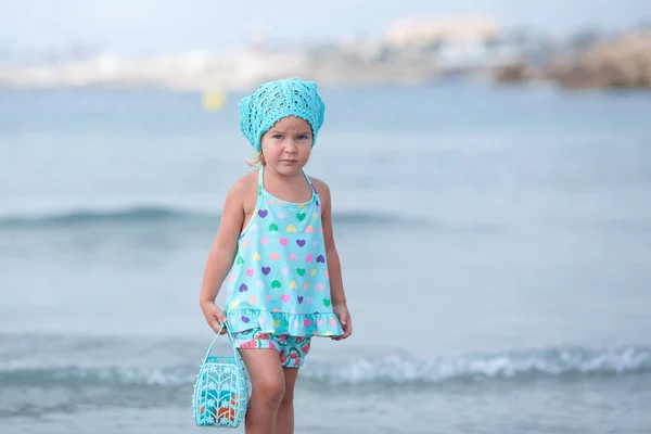 Hübsche Mädchen Mit Einem Korb Geht Meer Freien — Stockfoto