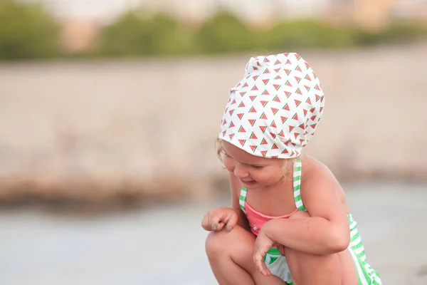 Niña Feliz Linda Juega Nada Mar España — Foto de Stock