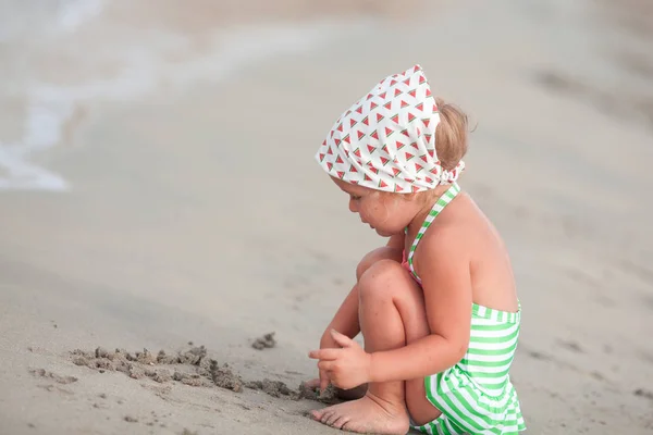 Niña Feliz Linda Juega Nada Mar España — Foto de Stock