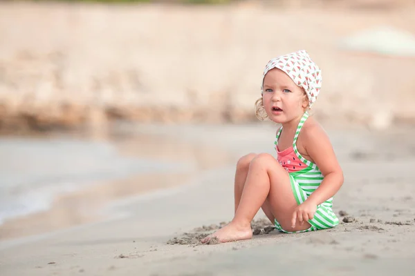 Niña Feliz Linda Juega Nada Mar España — Foto de Stock