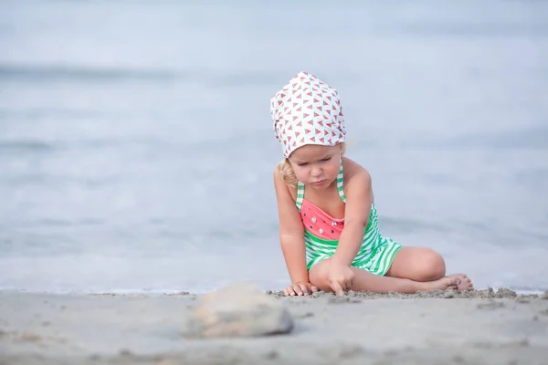 Kleine Schattige Gelukkig Meisje Speelt Zwemt Zee Spanje — Stockfoto