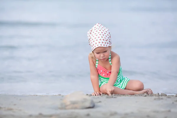 Piccola Ragazza Carina Felice Gioca Nuota Nel Mare Spagna — Foto Stock