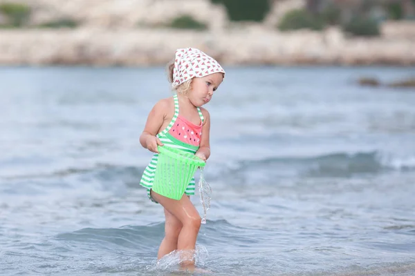 Niña Feliz Linda Juega Nada Mar España — Foto de Stock