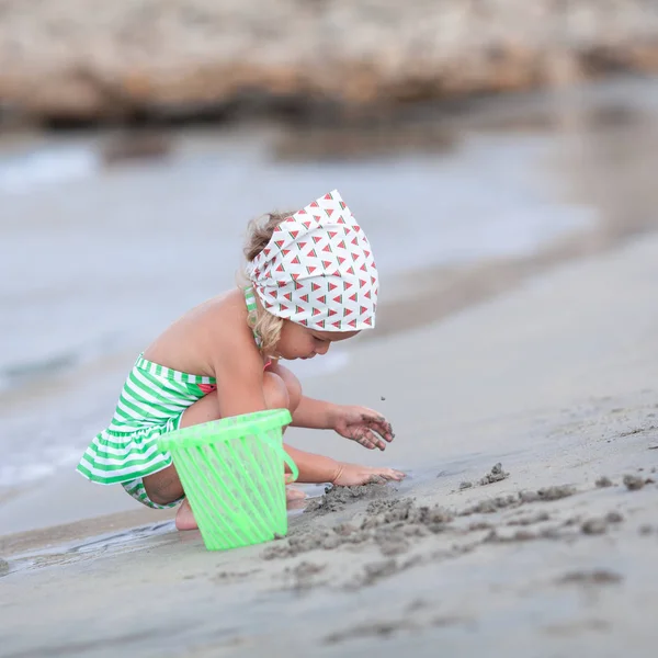 Niña Feliz Linda Juega Nada Mar España — Foto de Stock