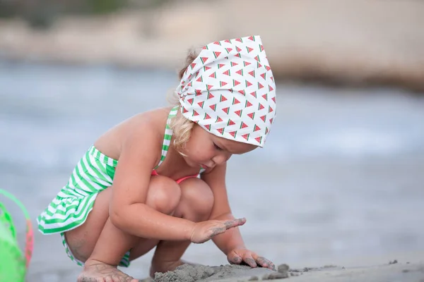 Niña Feliz Linda Juega Nada Mar España — Foto de Stock