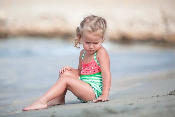 Küçük Şirin Mutlu Kız Oynar Spanya Denizde Yüzüyor — Stok fotoğraf