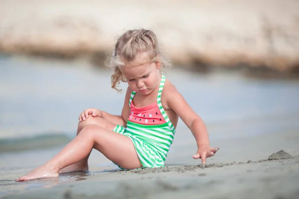 Kleine Schattige Gelukkig Meisje Speelt Zwemt Zee Spanje — Stockfoto