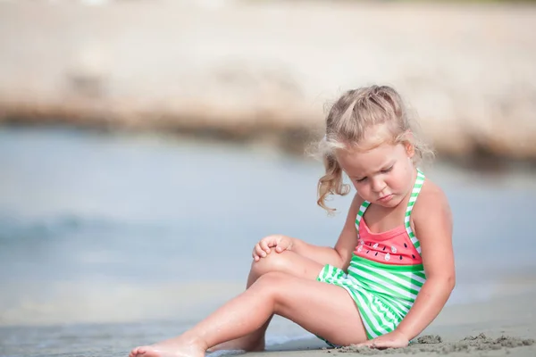 Kleine Schattige Gelukkig Meisje Speelt Zwemt Zee Spanje — Stockfoto