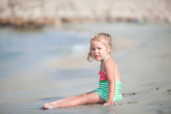 Niña Feliz Linda Juega Nada Mar España — Foto de Stock