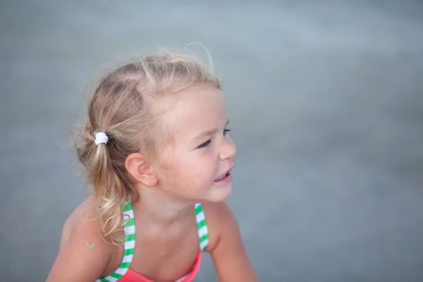 Pequena Menina Feliz Bonito Joga Nada Mar Espanha — Fotografia de Stock