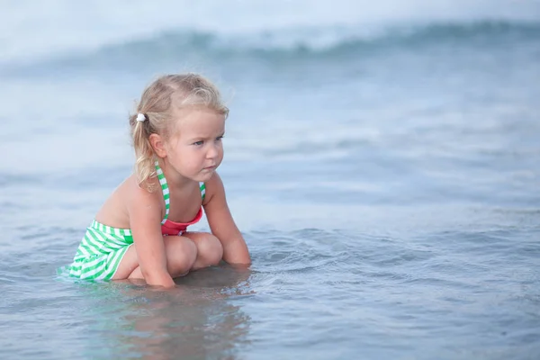 Niña Feliz Linda Juega Nada Mar España — Foto de Stock