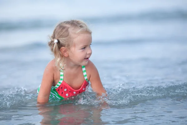 Little Cute Happy Girl Odgrywa Pływa Morzu Hiszpania — Zdjęcie stockowe