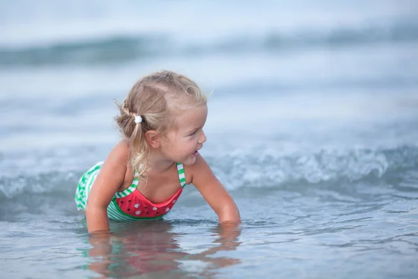 Küçük Şirin Mutlu Kız Oynar Spanya Denizde Yüzüyor — Stok fotoğraf