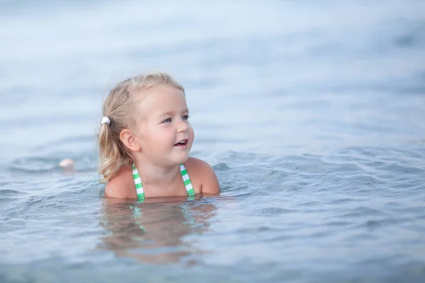 Piccola Ragazza Carina Felice Gioca Nuota Nel Mare Spagna — Foto Stock