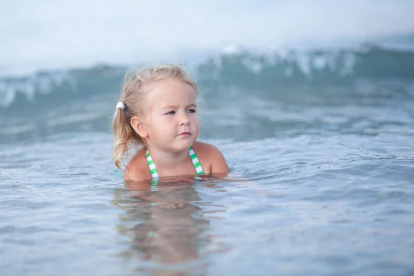 Niña Feliz Linda Juega Nada Mar España — Foto de Stock