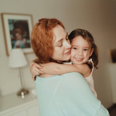 güzel mutlu anne ve kızı, kapalı rahat fotoğraf oturumu