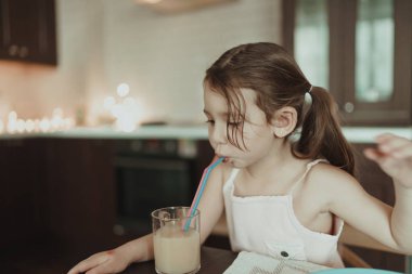güzel mutlu kız mutfakta krep yiyor, kapalı