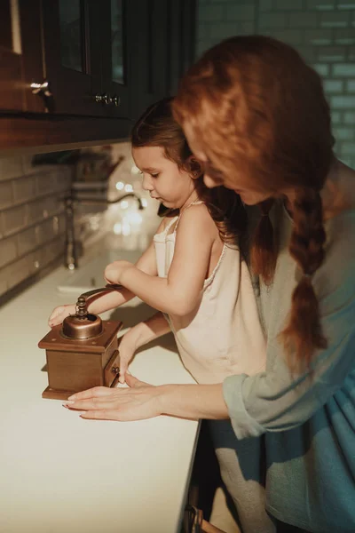 Красивая Счастливая Мама Дочь Готовить Кухне Помещении — стоковое фото