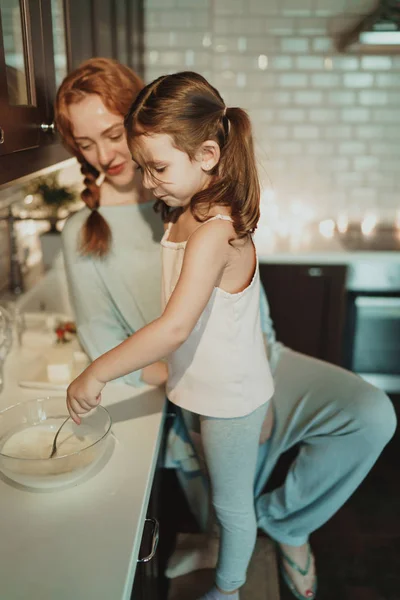 Beautiful Happy Mom Daughter Cook Kitchen Indoor — Stock Photo, Image