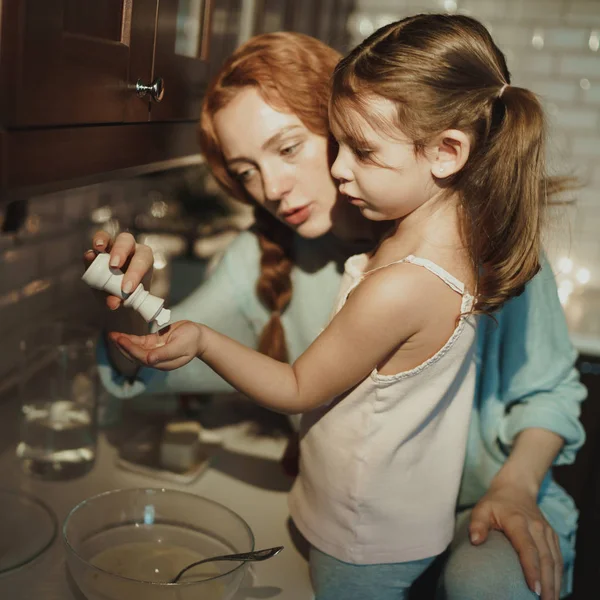 Beautiful Happy Mom Daughter Cook Kitchen Indoor — Stock Photo, Image