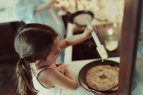 Красивая Счастливая Мама Дочь Готовить Кухне Помещении — стоковое фото