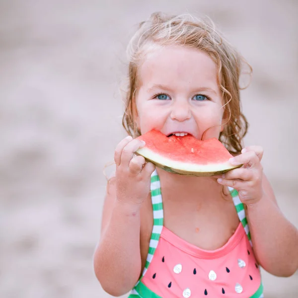 Niña Feliz Linda Juega Nada Mar España — Foto de Stock